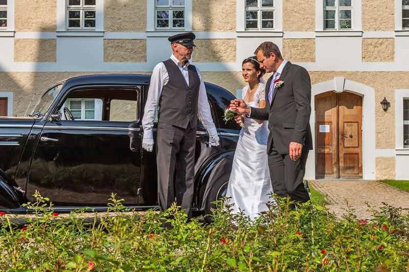 mit einem Brautpaar vor dem Vetschauer Schloss 