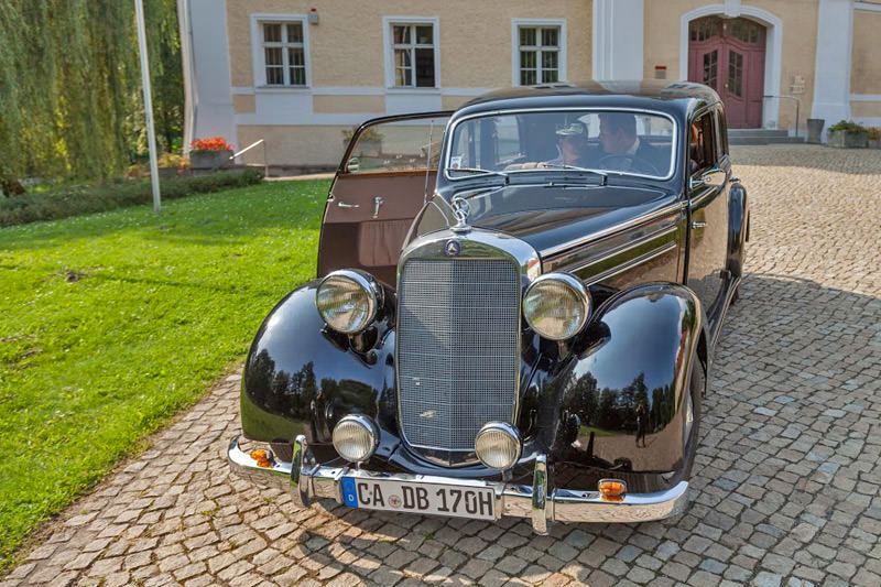 und sein Daimler Benz V170D vor dem Vetschauer Schloss